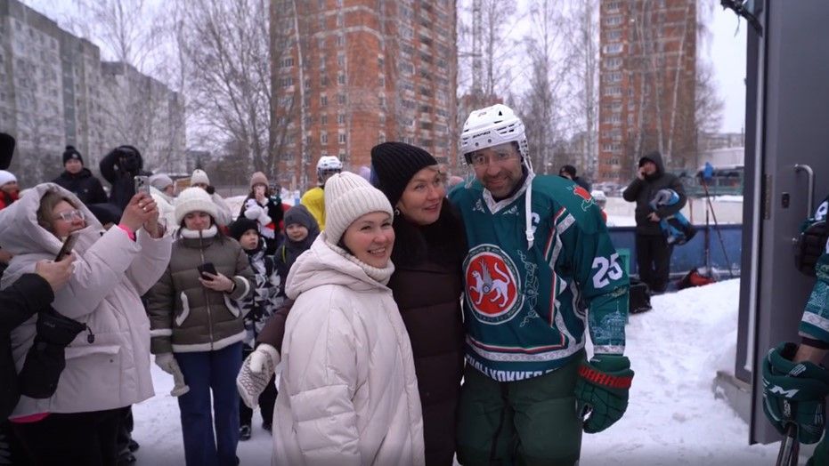 Данис Зарипов и игроки «Ак Барса» сыграли с казанскими школьниками