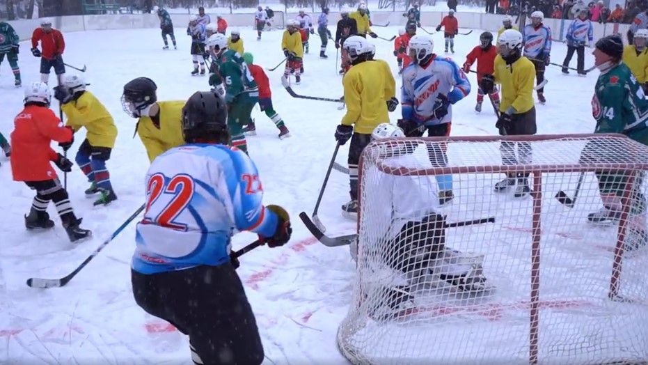 Данис Зарипов и игроки «Ак Барса» сыграли с казанскими школьниками