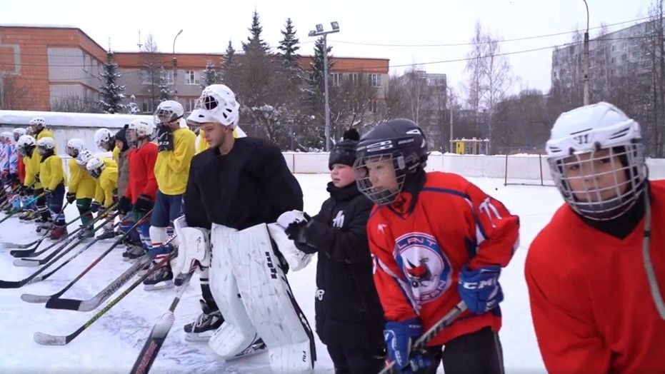 Данис Зарипов и игроки «Ак Барса» сыграли с казанскими школьниками