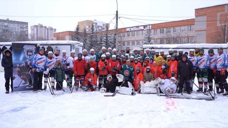 Данис Зарипов и игроки «Ак Барса» сыграли с казанскими школьниками