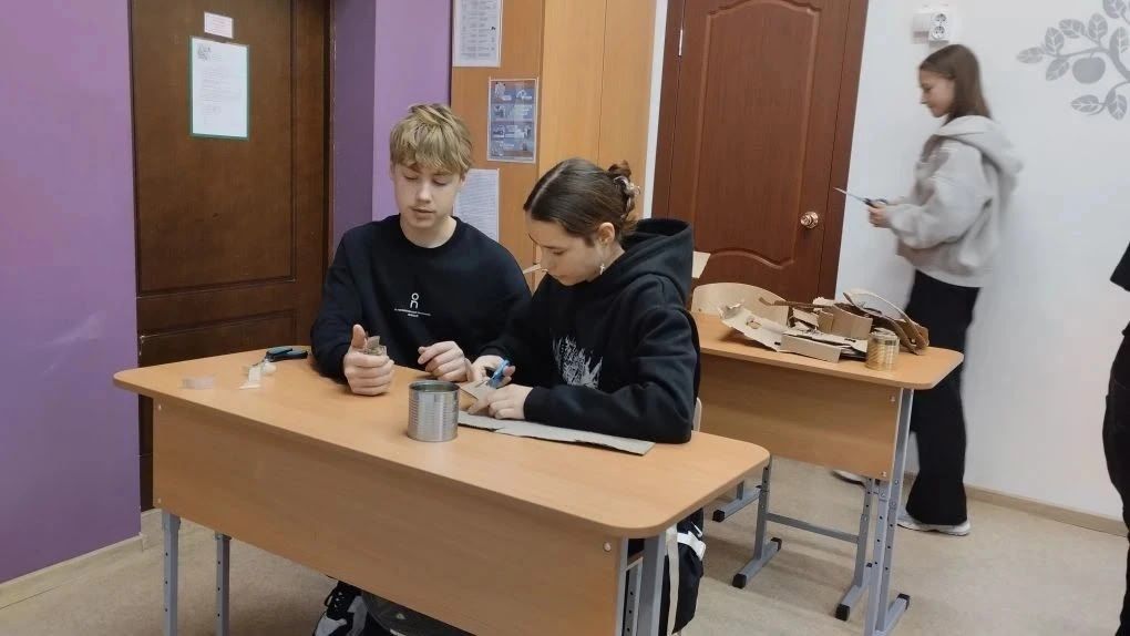 Школьники Спасского района изготавливают окопные свечи для отправки в зону СВО