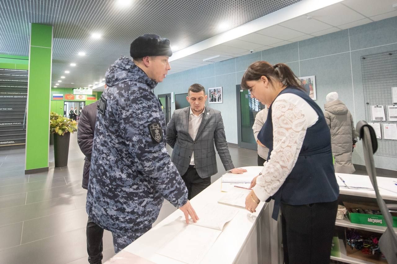 В Нижнекамске продолжаются проверки безопасности в школах после нападения в лицее №37