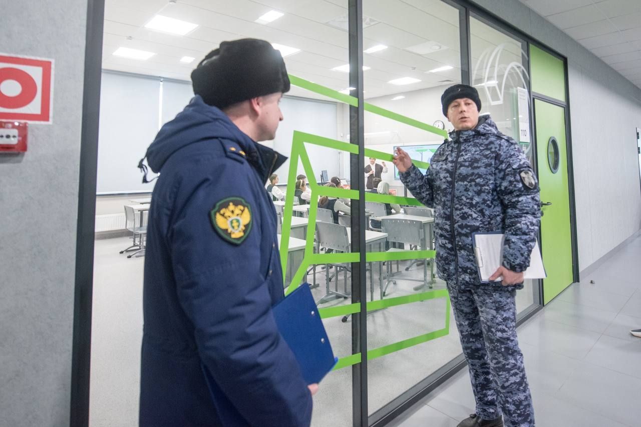 В Нижнекамске продолжаются проверки безопасности в школах после нападения в лицее №37