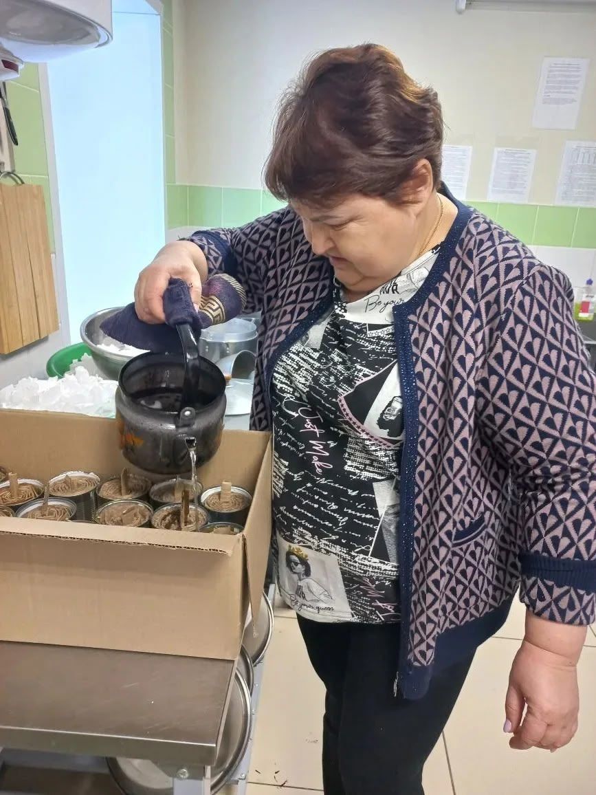 Школьники Спасского района изготавливают окопные свечи для отправки в зону СВО