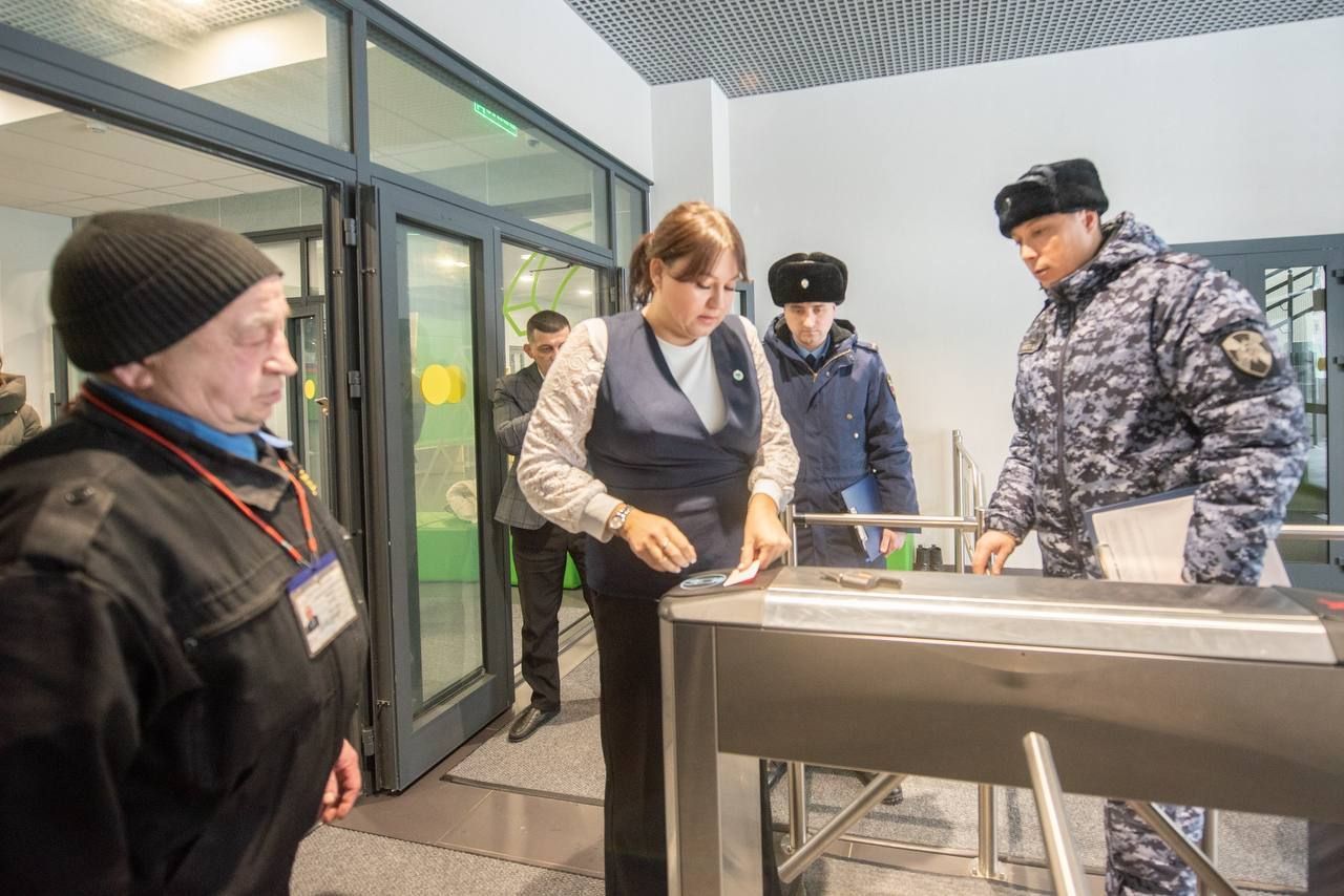 В Нижнекамске продолжаются проверки безопасности в школах после нападения в лицее №37