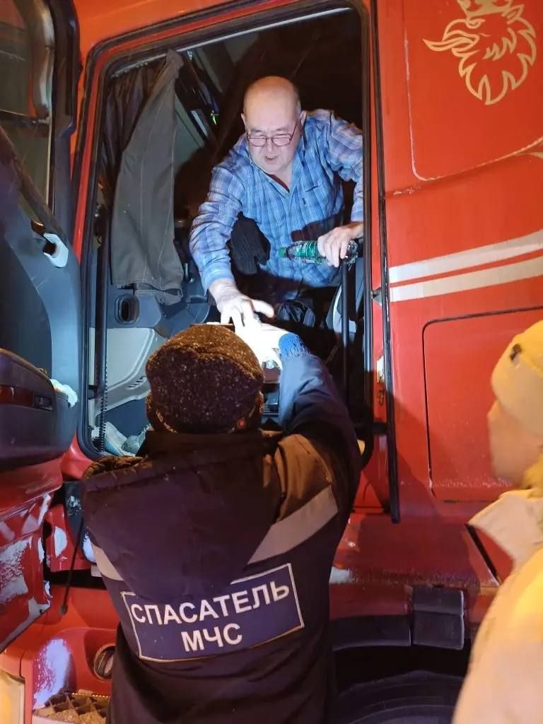 Водителей, находящихся на закрытых из-за непогоды трассах в Татарстане, обеспечат горячим питанием