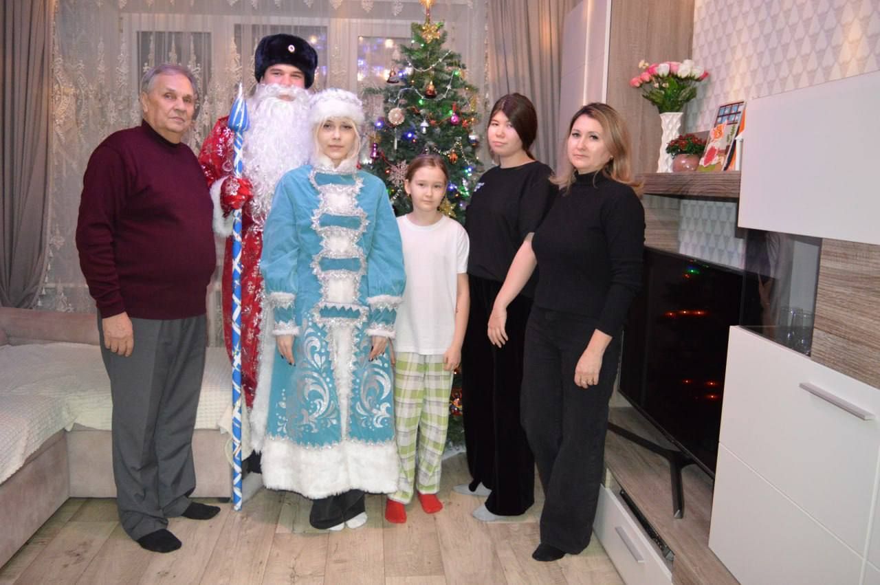 «Полицейский Дед Мороз» в Альметьевске поздравил с Новым годом семью погибшего бойца СВО