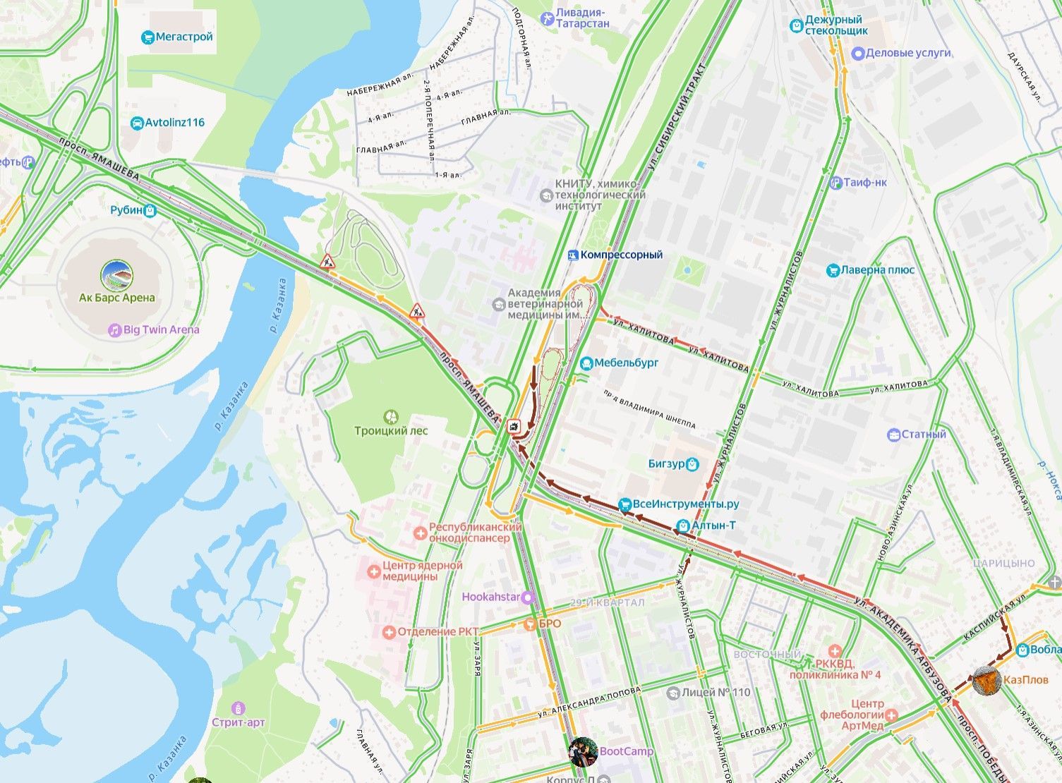 Авария парализовала движение на улице Арбузова в Казани