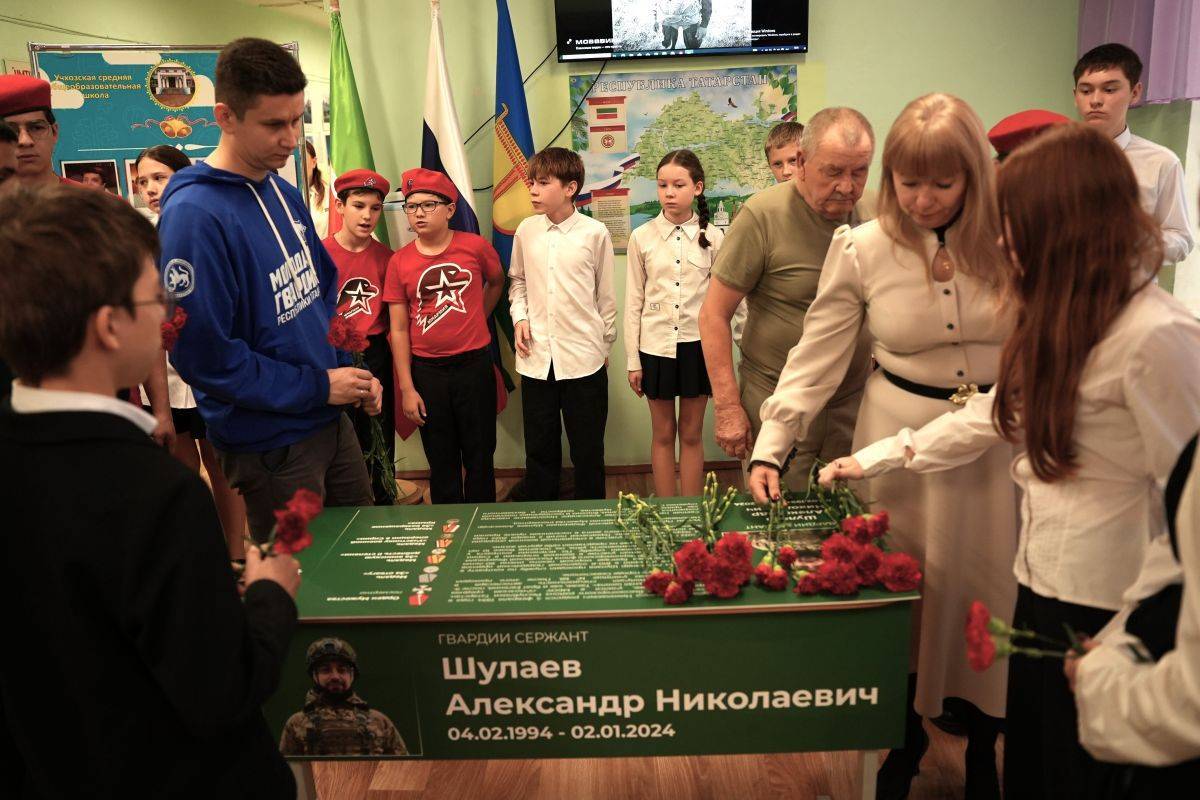 В двух школах Высокогорского района РТ открыли парты героев