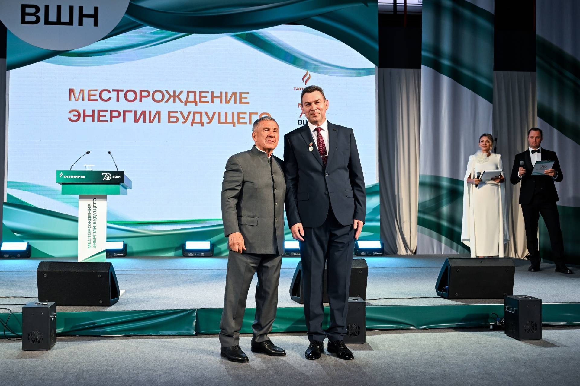 Минниханов в Альметьевске вручил госнаграды сотрудникам Высшей школы нефти и института ТатНИПИнефть