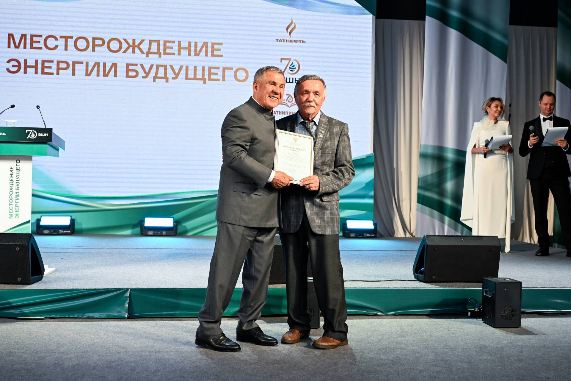 Минниханов в Альметьевске вручил госнаграды сотрудникам Высшей школы нефти и института ТатНИПИнефть