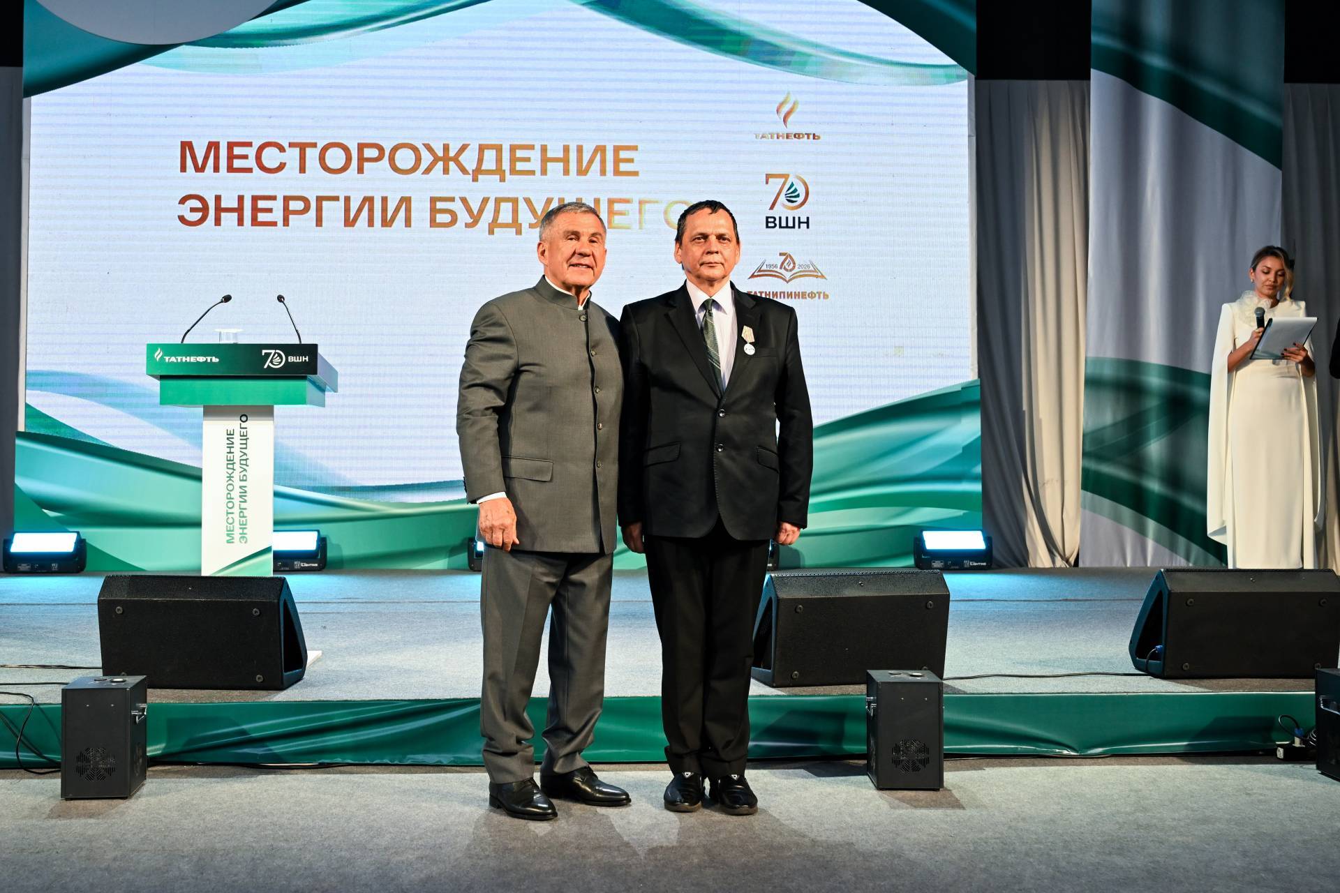 Минниханов в Альметьевске вручил госнаграды сотрудникам Высшей школы нефти и института ТатНИПИнефть