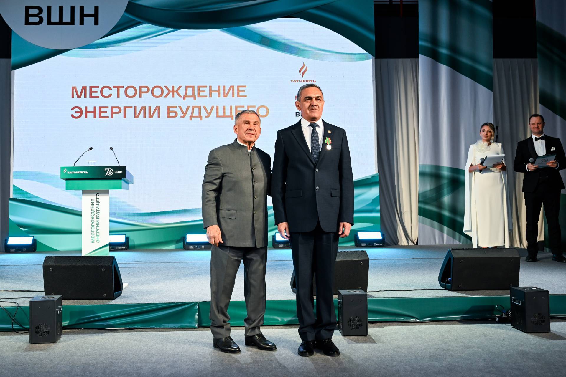 Минниханов в Альметьевске вручил госнаграды сотрудникам Высшей школы нефти и института ТатНИПИнефть