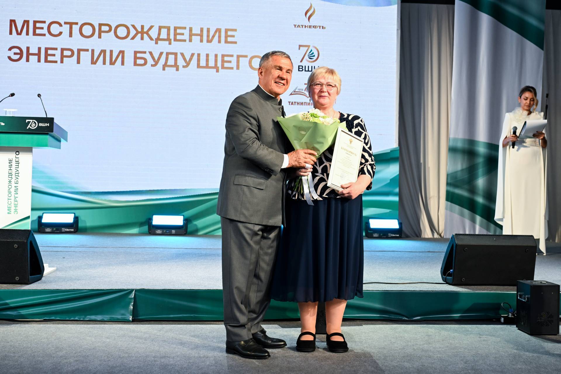 Минниханов в Альметьевске вручил госнаграды сотрудникам Высшей школы нефти и института ТатНИПИнефть