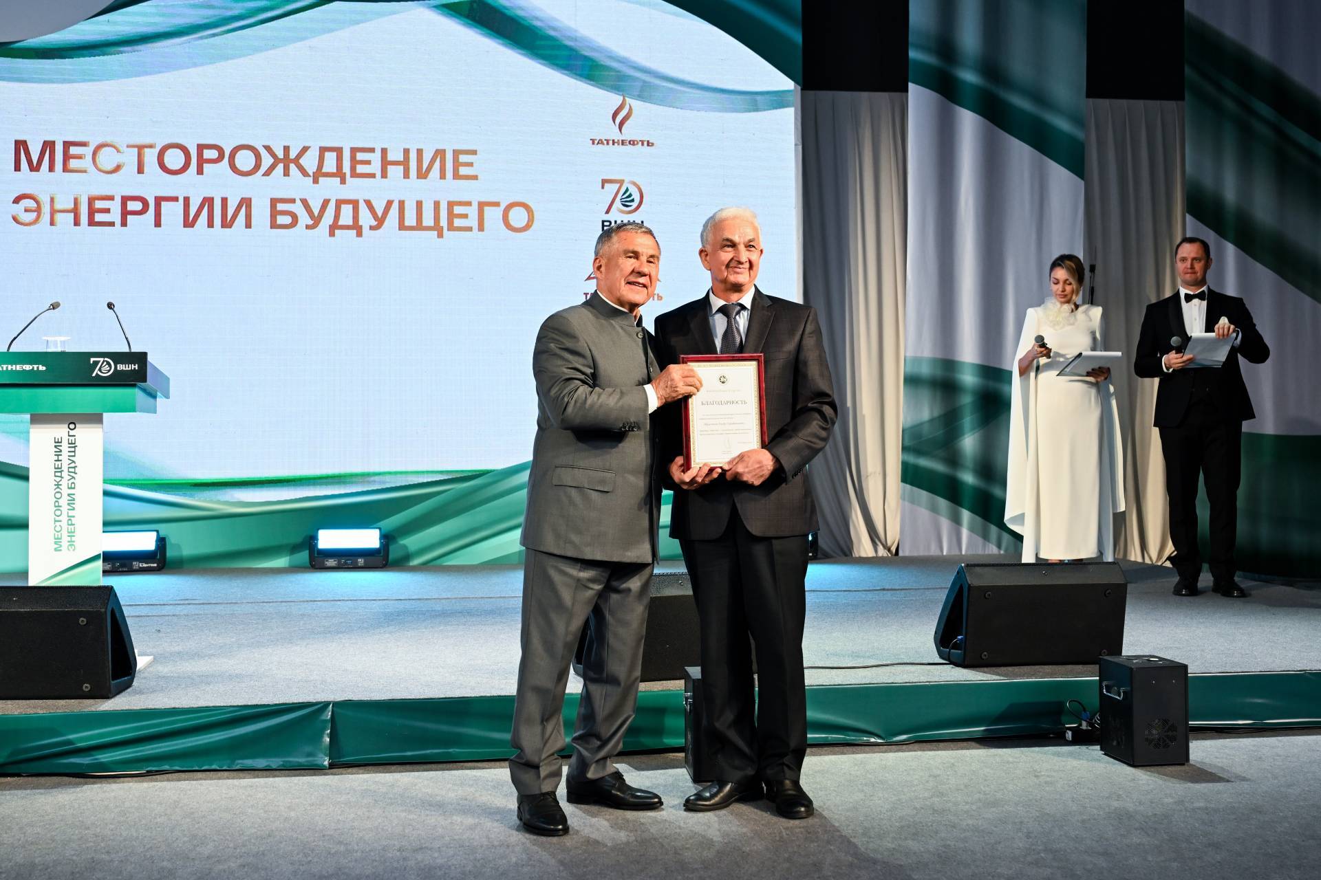 Минниханов в Альметьевске вручил госнаграды сотрудникам Высшей школы нефти и института ТатНИПИнефть