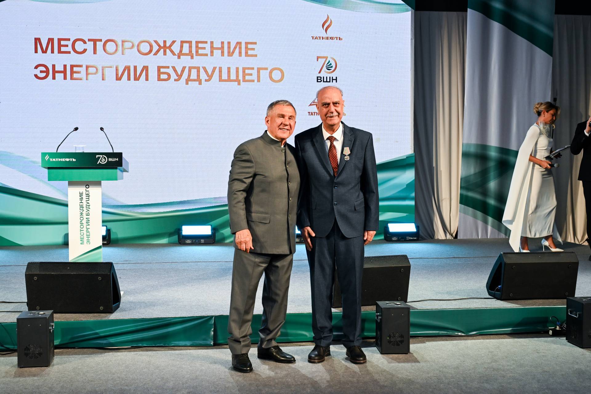 Минниханов в Альметьевске вручил госнаграды сотрудникам Высшей школы нефти и института ТатНИПИнефть