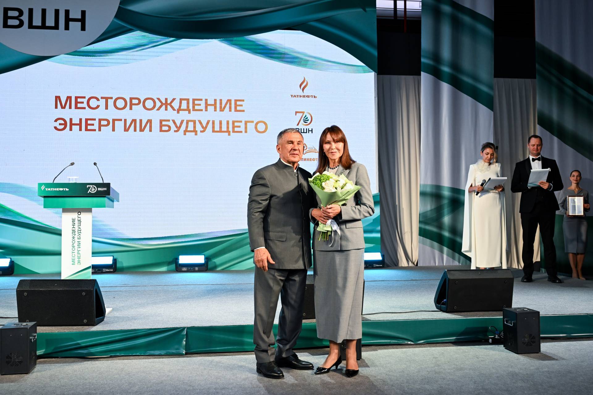 Минниханов в Альметьевске вручил госнаграды сотрудникам Высшей школы нефти и института ТатНИПИнефть