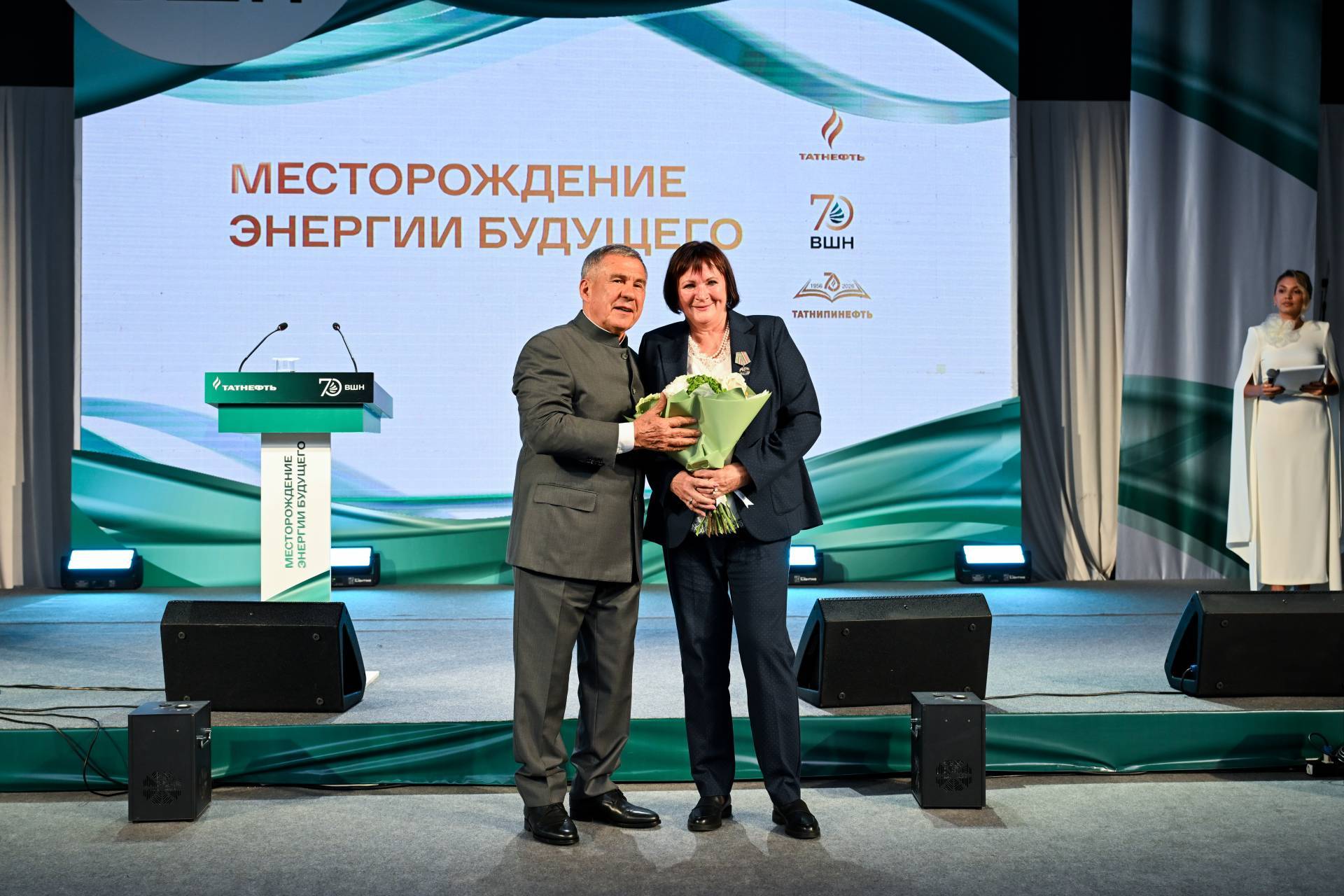 Минниханов в Альметьевске вручил госнаграды сотрудникам Высшей школы нефти и института ТатНИПИнефть