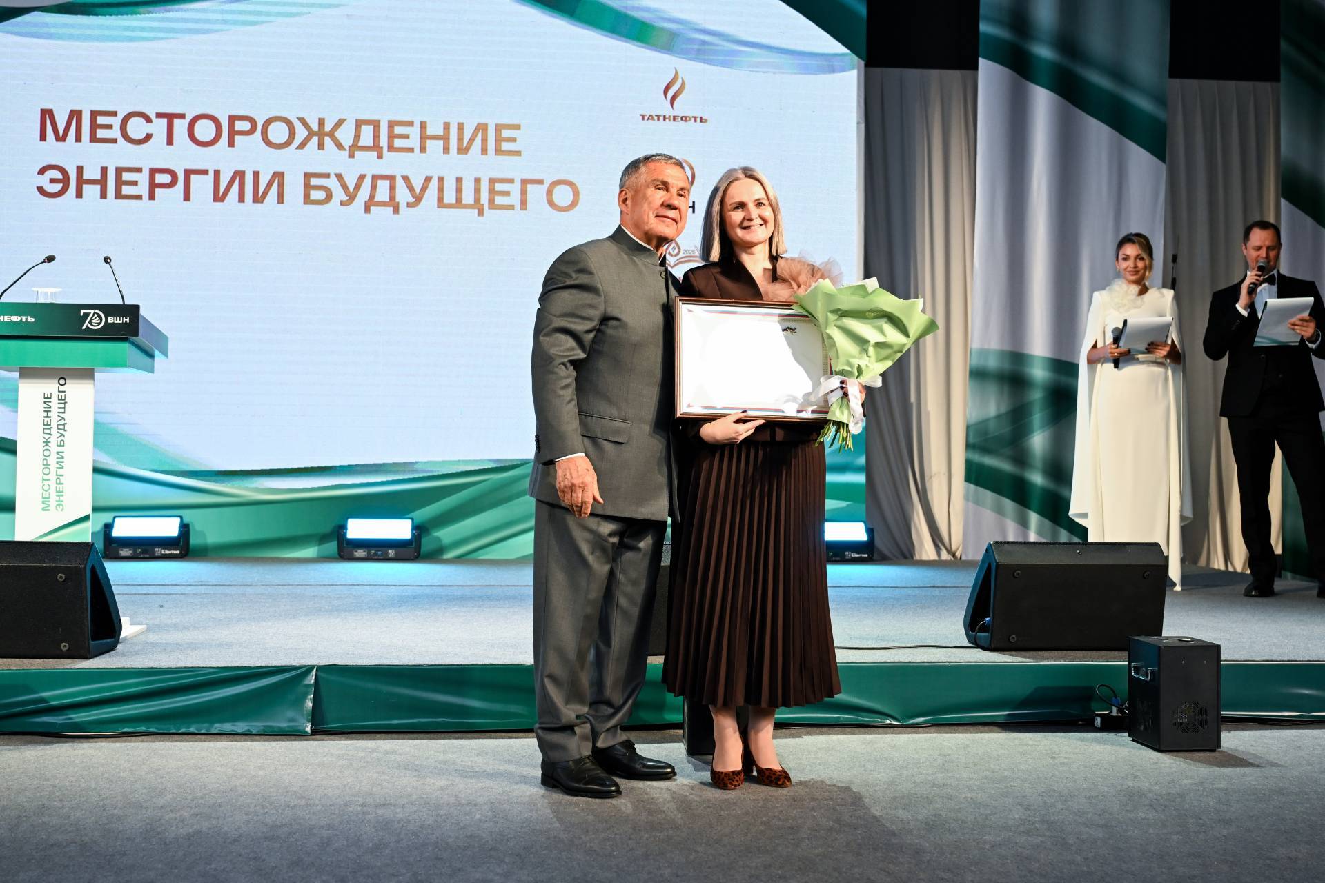 Минниханов в Альметьевске вручил госнаграды сотрудникам Высшей школы нефти и института ТатНИПИнефть