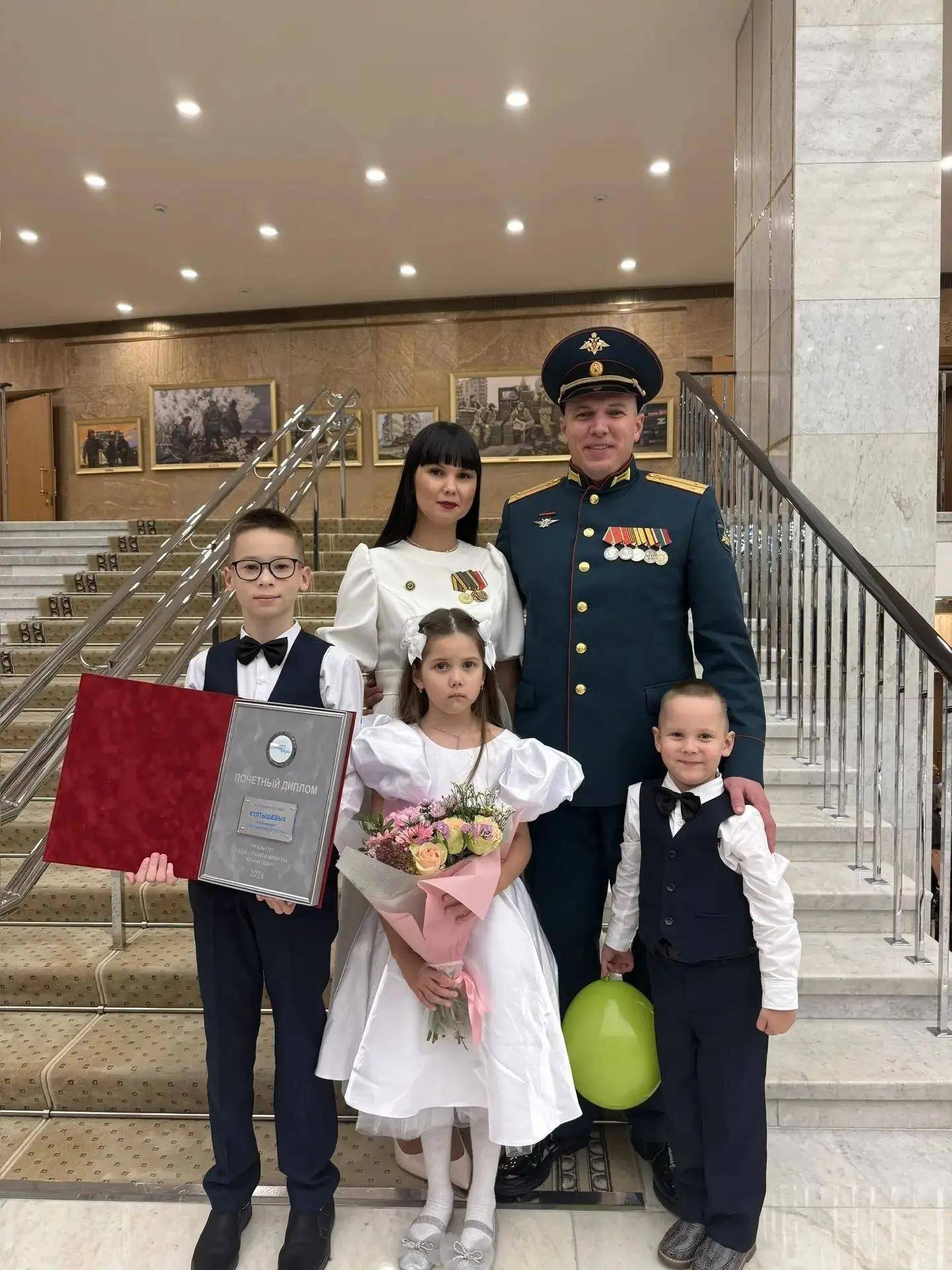 Минниханов поздравил семью бойца СВО из Татарстана с победой на конкурсе «Семья года»