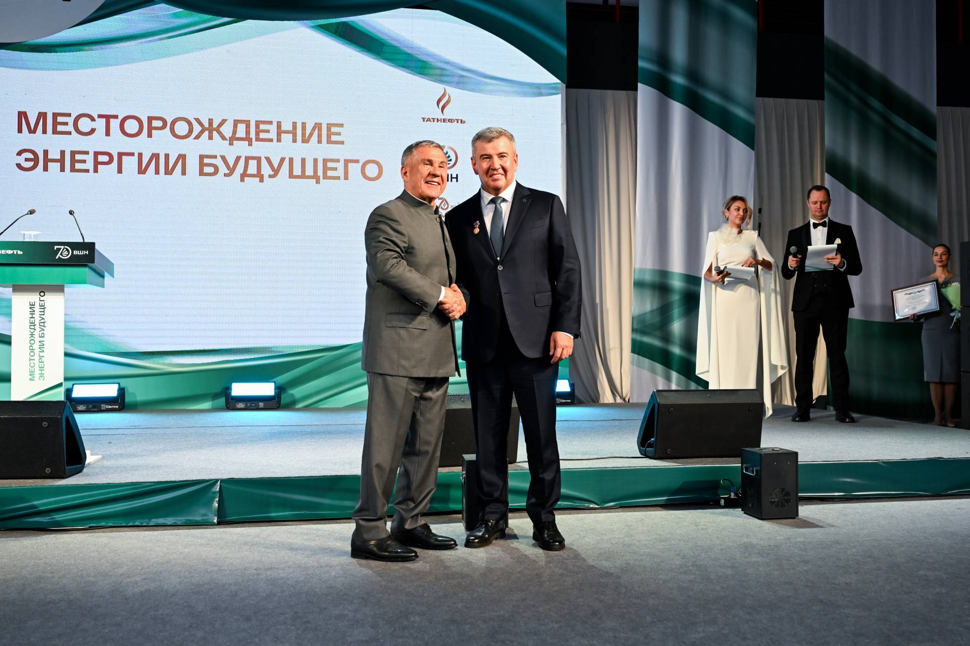 Минниханов в Альметьевске вручил госнаграды сотрудникам Высшей школы нефти и института ТатНИПИнефть