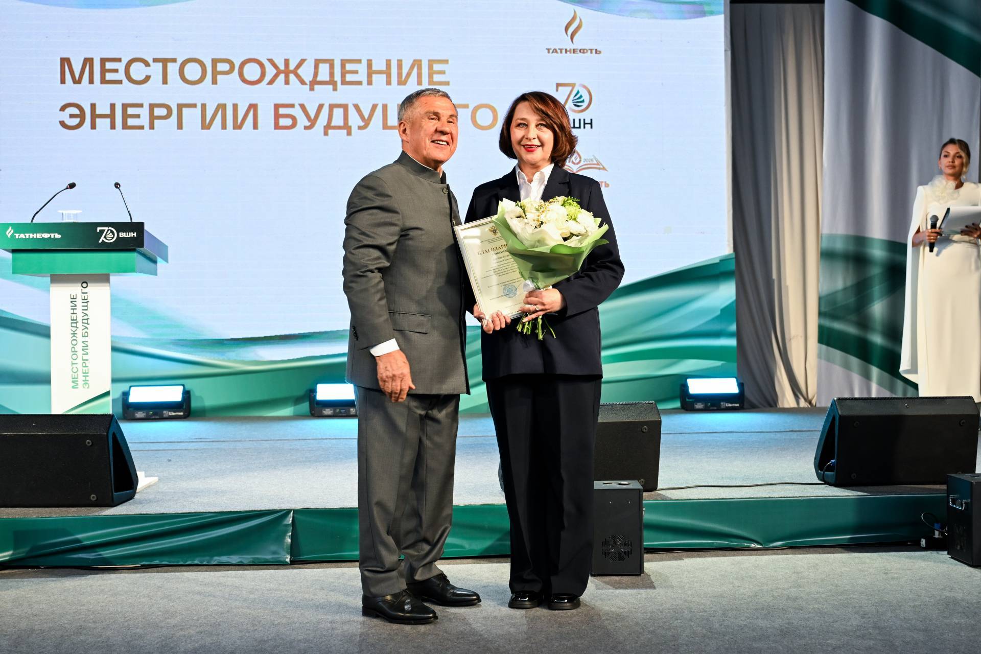Минниханов в Альметьевске вручил госнаграды сотрудникам Высшей школы нефти и института ТатНИПИнефть