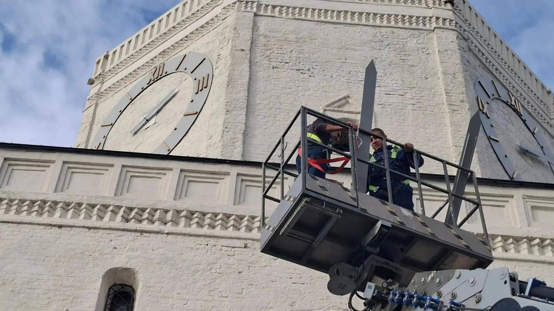 На Спасской башне Казанского Кремля установили новые минутные стрелки – фото