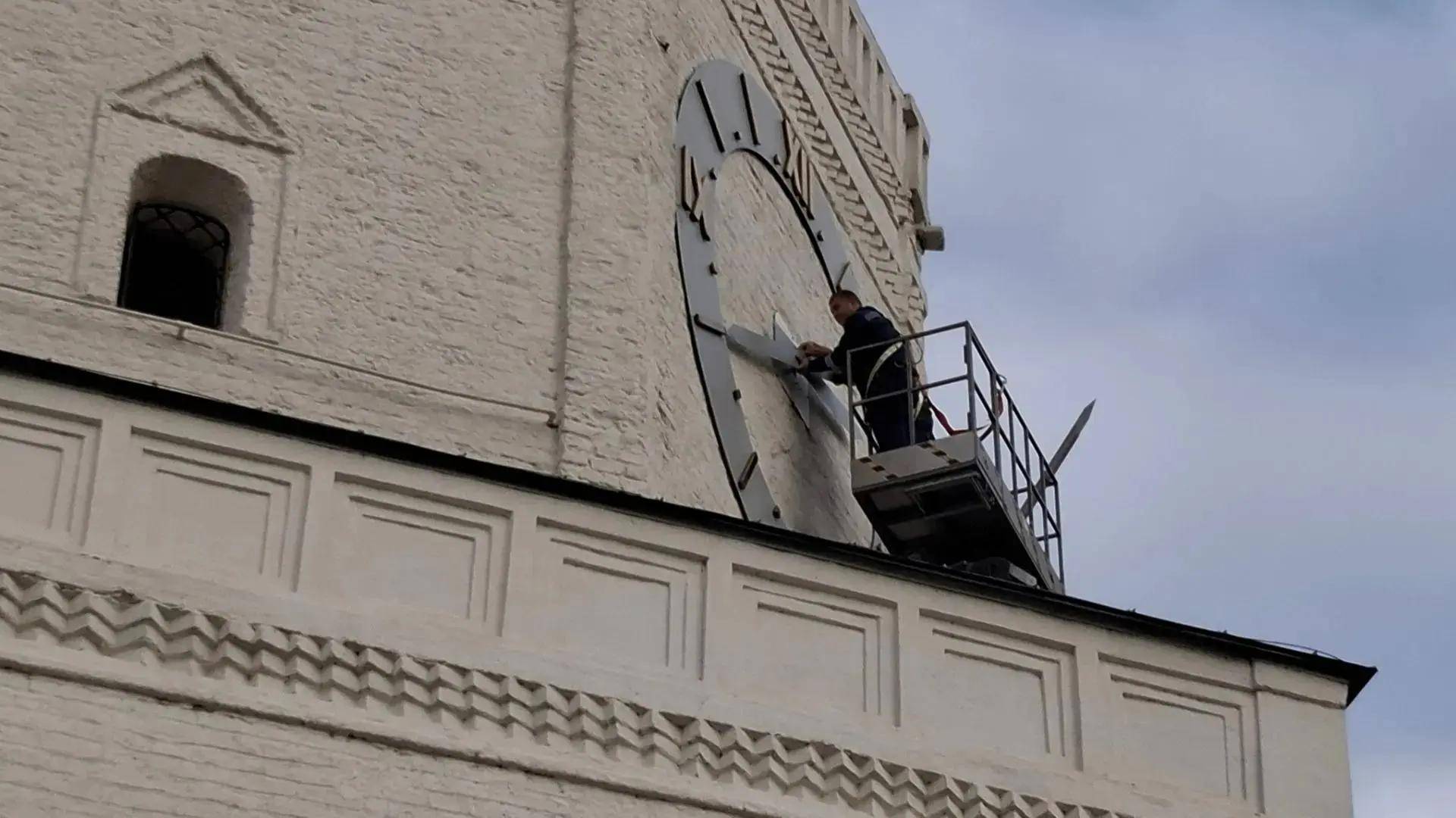На Спасской башне Казанского Кремля установили новые минутные стрелки – фото
