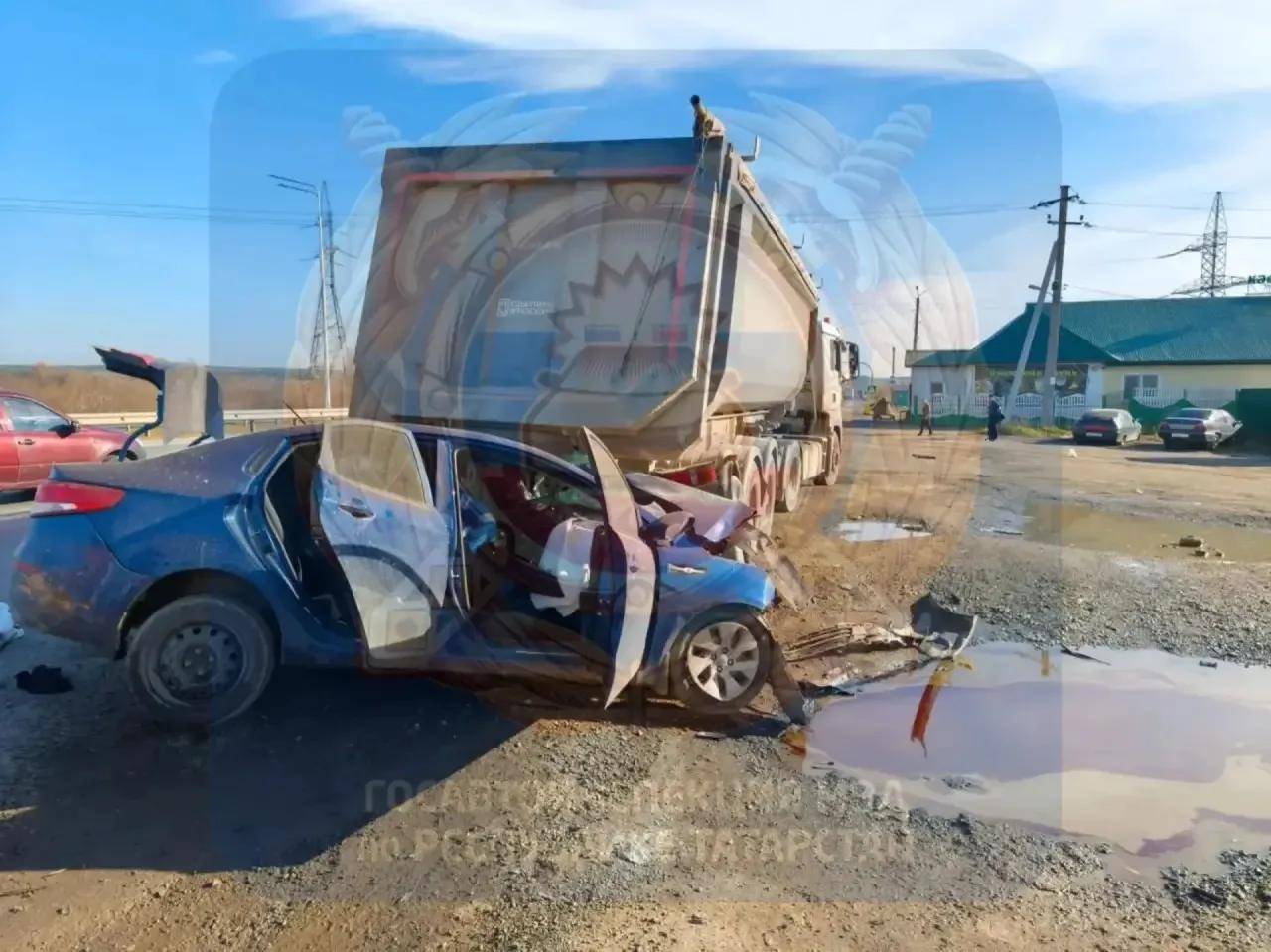 Водитель легковушки погиб, врезавшись в припаркованный грузовик на трассе М-7 в Татарстане