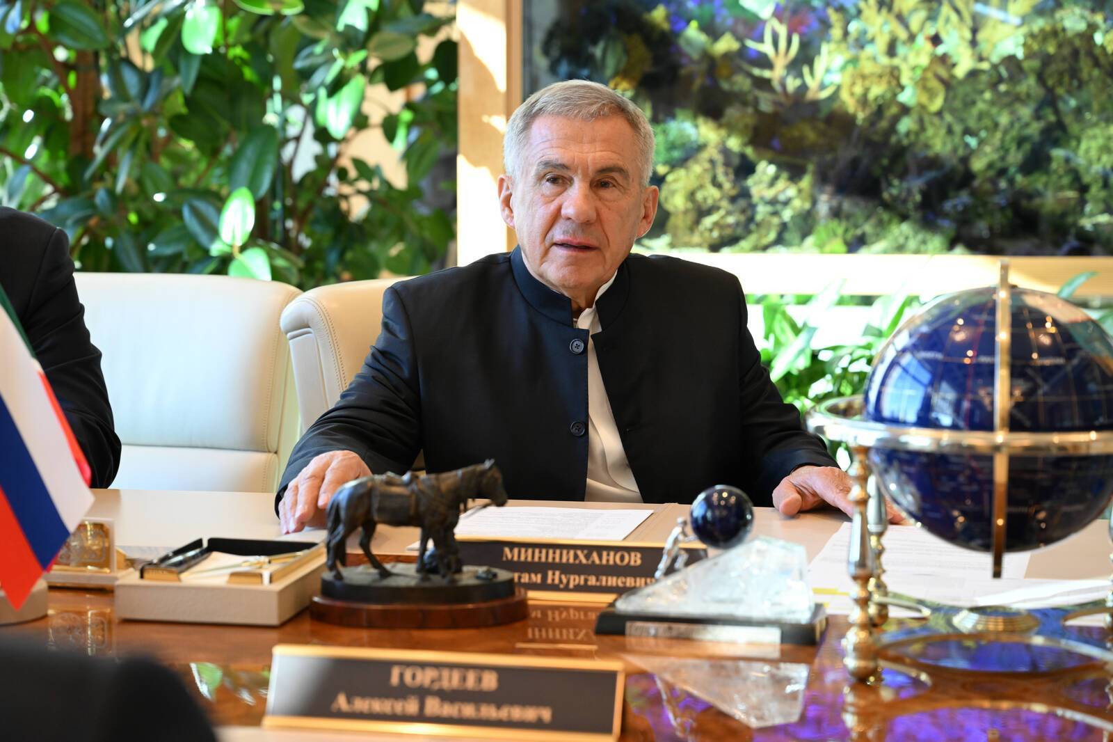 Минниханов поздравил татарстанцев с Днем отца и Днем работников дорожного хозяйства