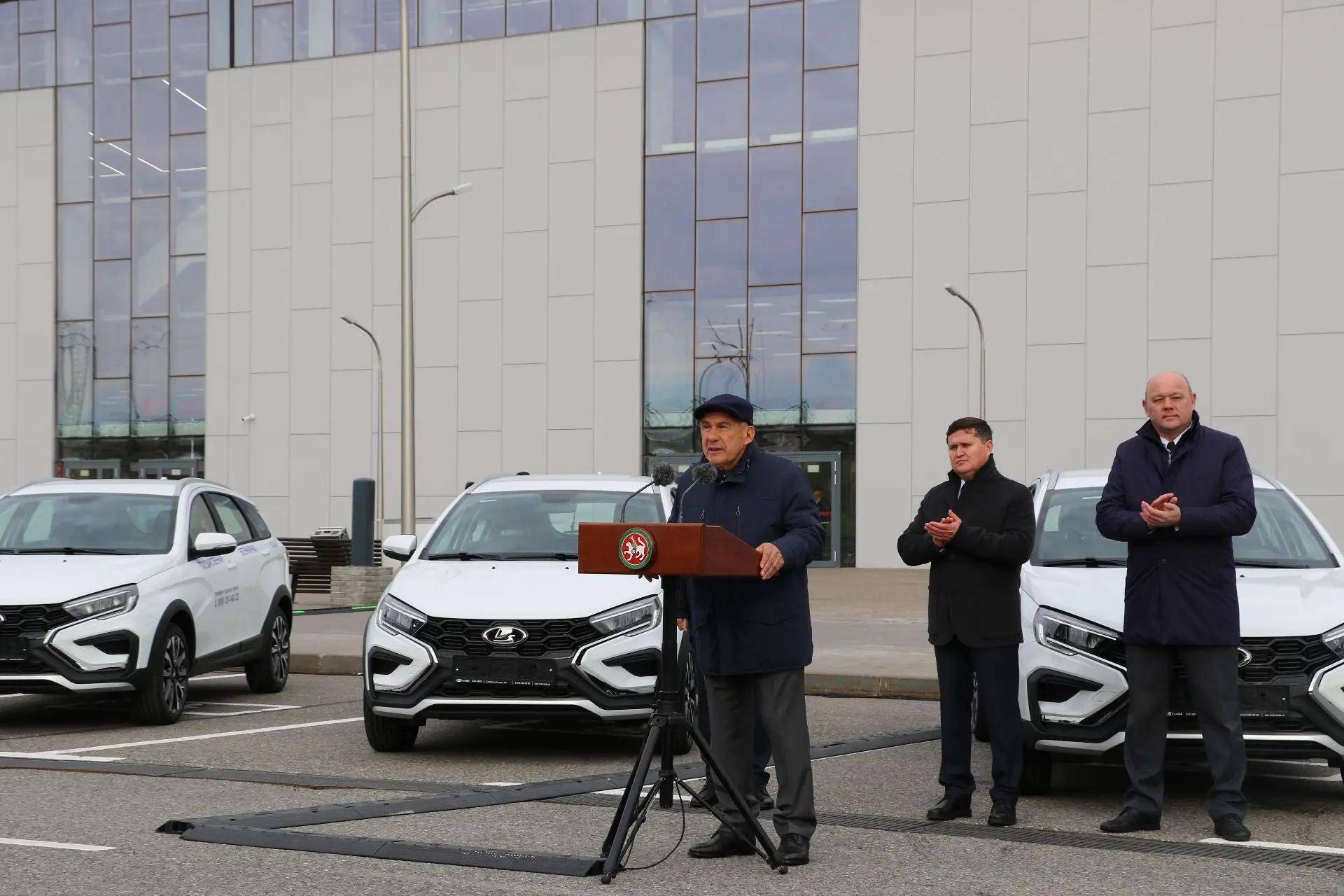 Минниханов вручил ключи от новой техники ветеринарной службе и Россельхознадзору Татарстана