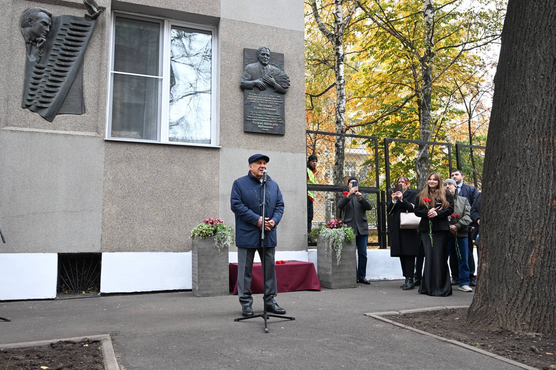 Минниханов в Казани открыл мемориальную доску в честь министра сельского хозяйства ТАССР Зиганшина