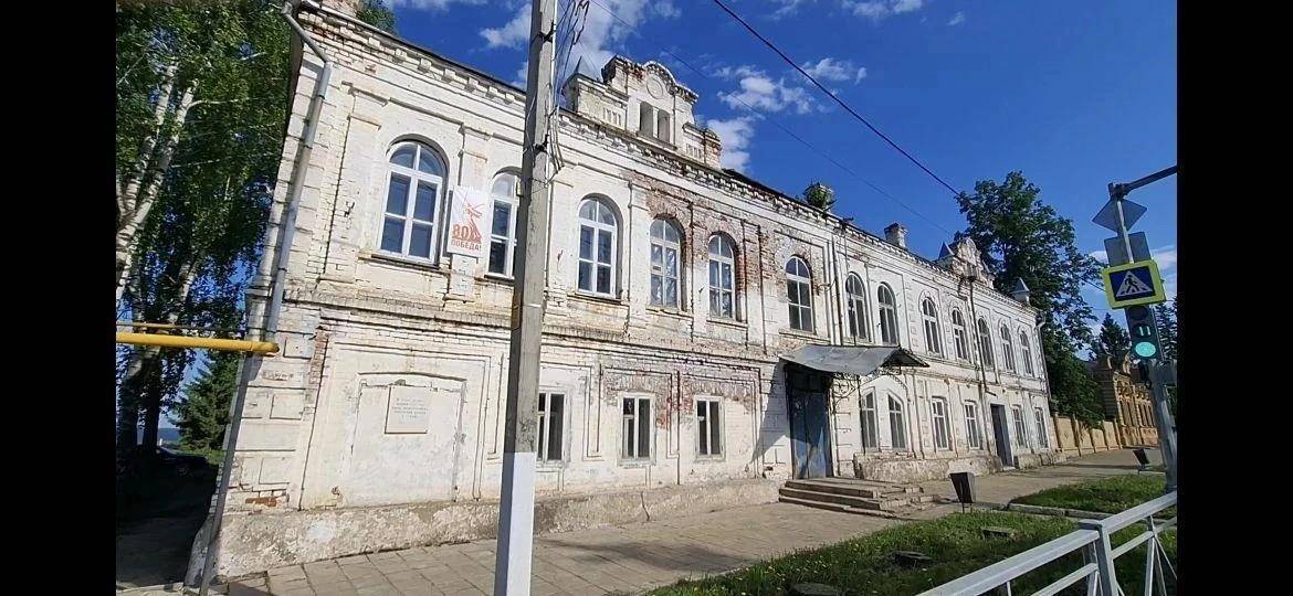 С революционным прошлым: исторический особняк в Тетюшах продают за 1 рубль