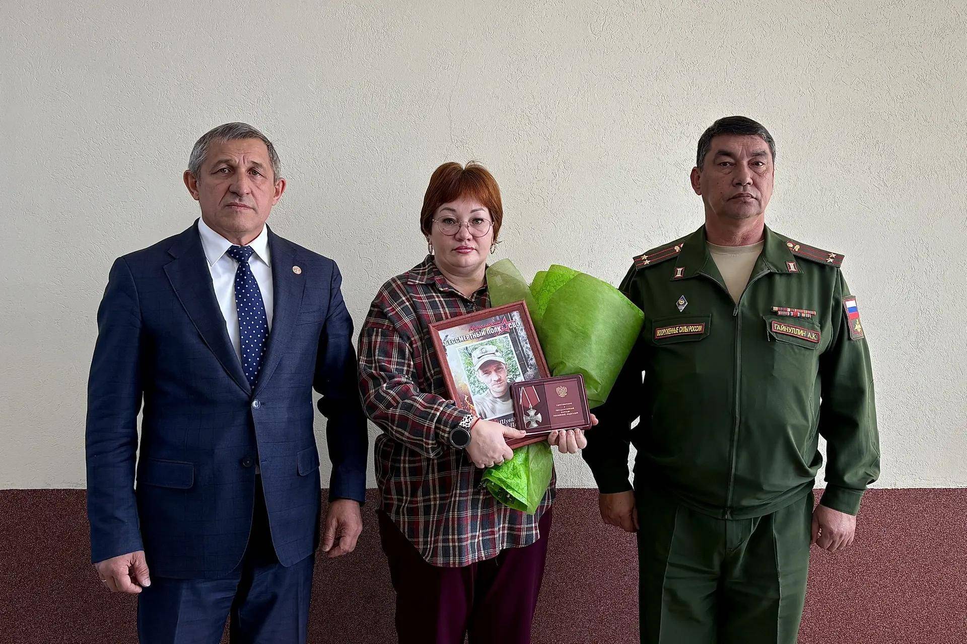 Глава Лаишевского района передал орден Мужества сестре погибшего бойца СВО