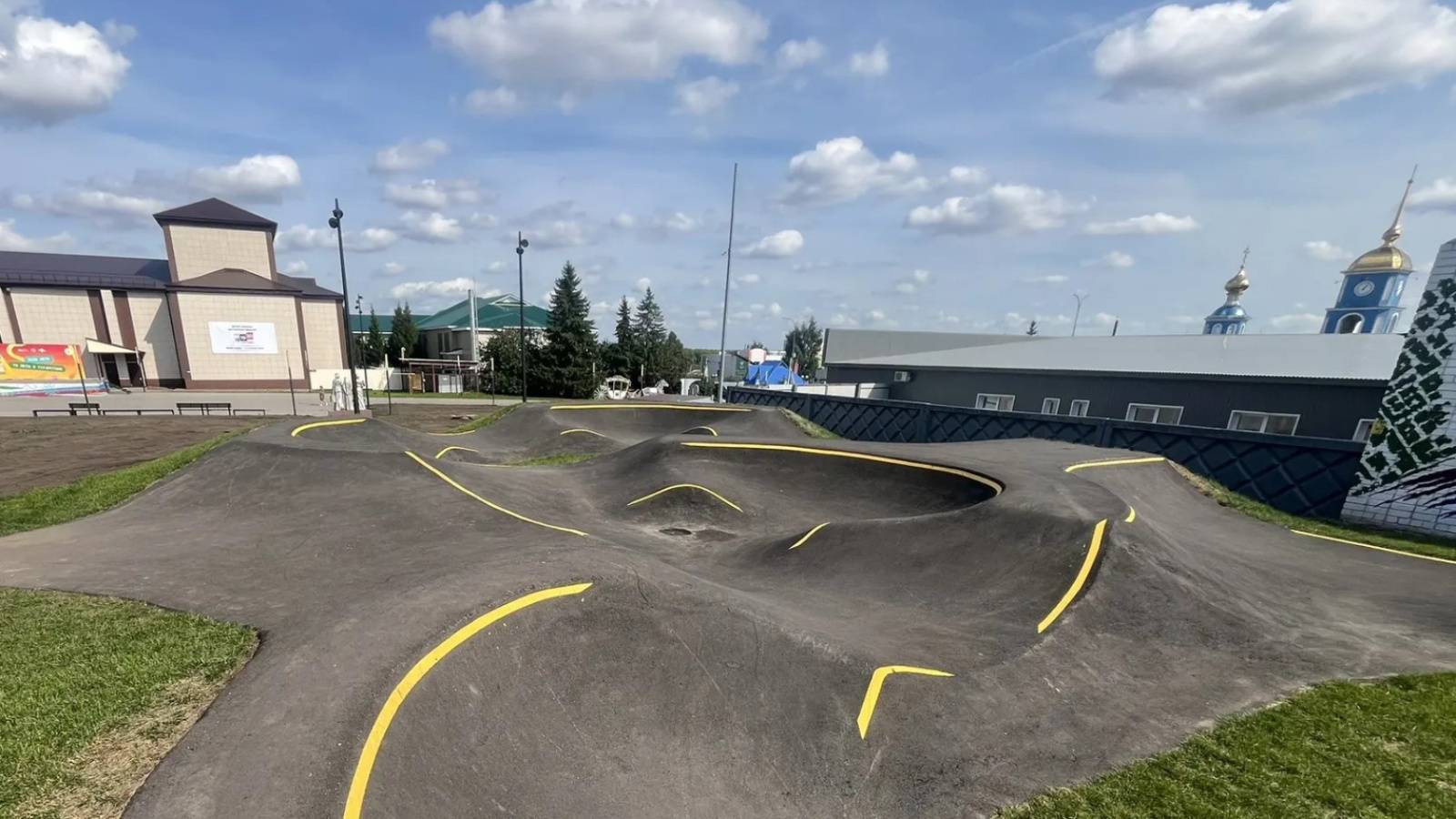 Памп-трек и новые дорожки появились по нацпроекту в центральном парке Тюлячей