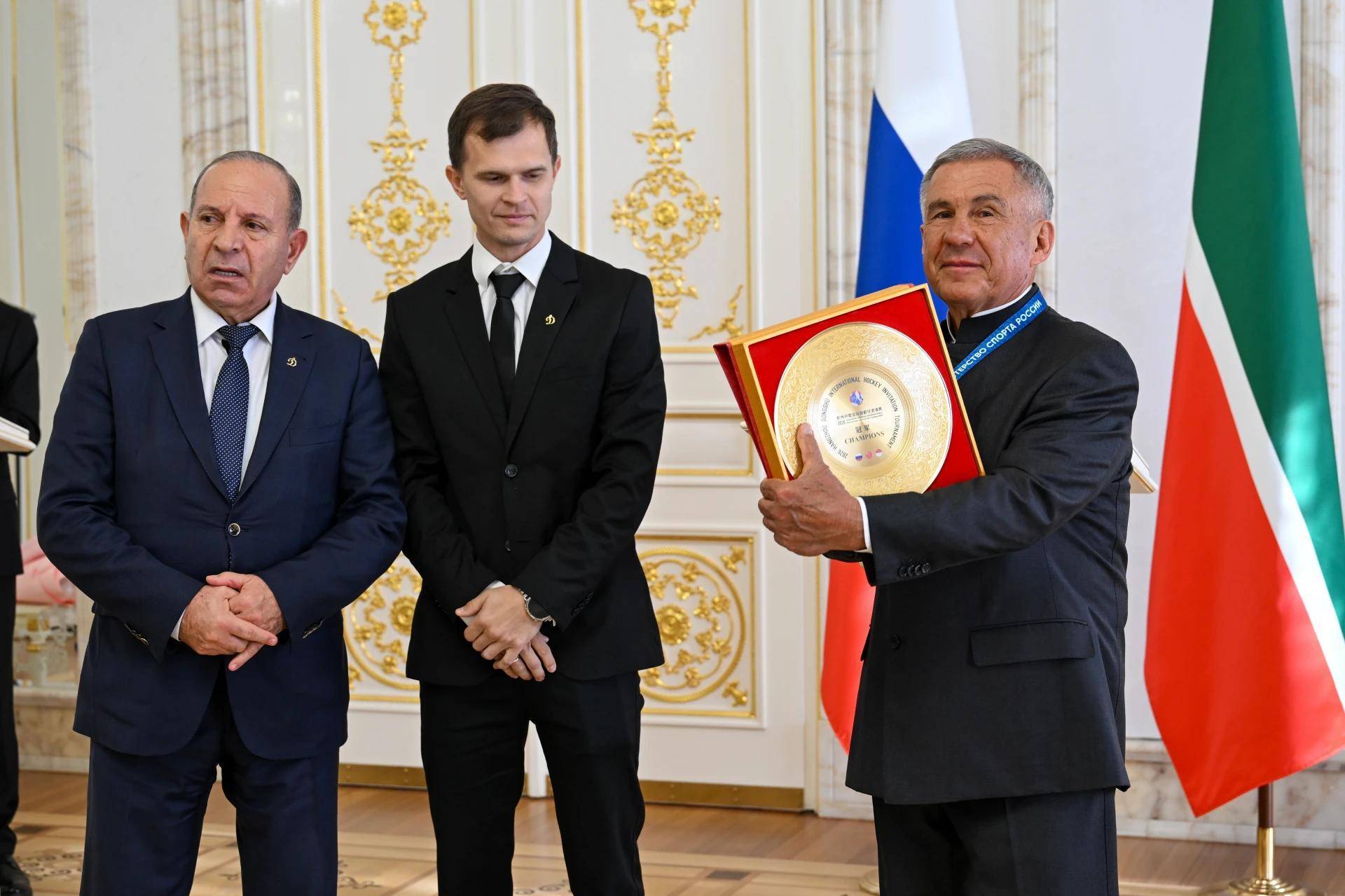 Минниханов вручил награды игрокам клуба по хоккею на траве «Динамо – Ак Барс» за 24-е чемпионство