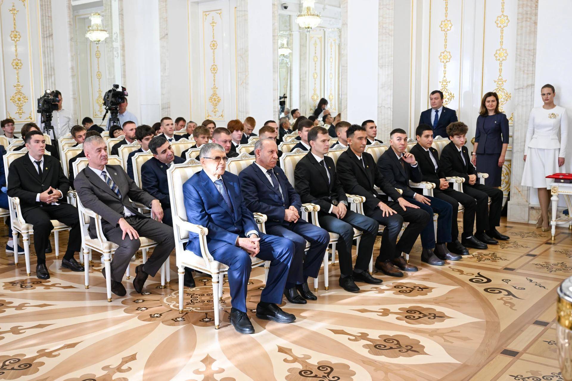 Минниханов вручил награды игрокам клуба по хоккею на траве «Динамо – Ак Барс» за 24-е чемпионство