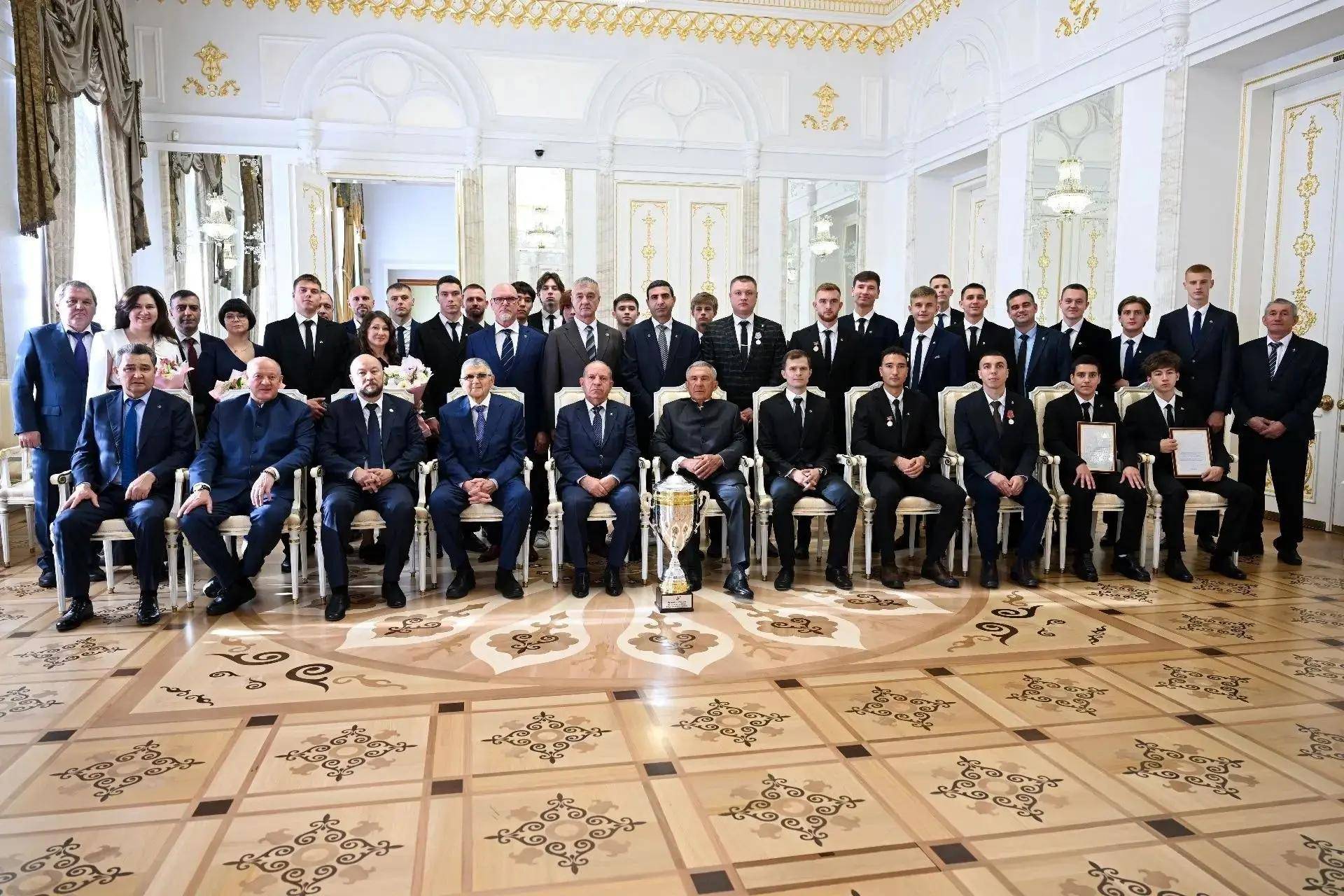 Минниханов в День тренера поздравил наставников «Динамо – Ак Барса» с 24-м чемпионством