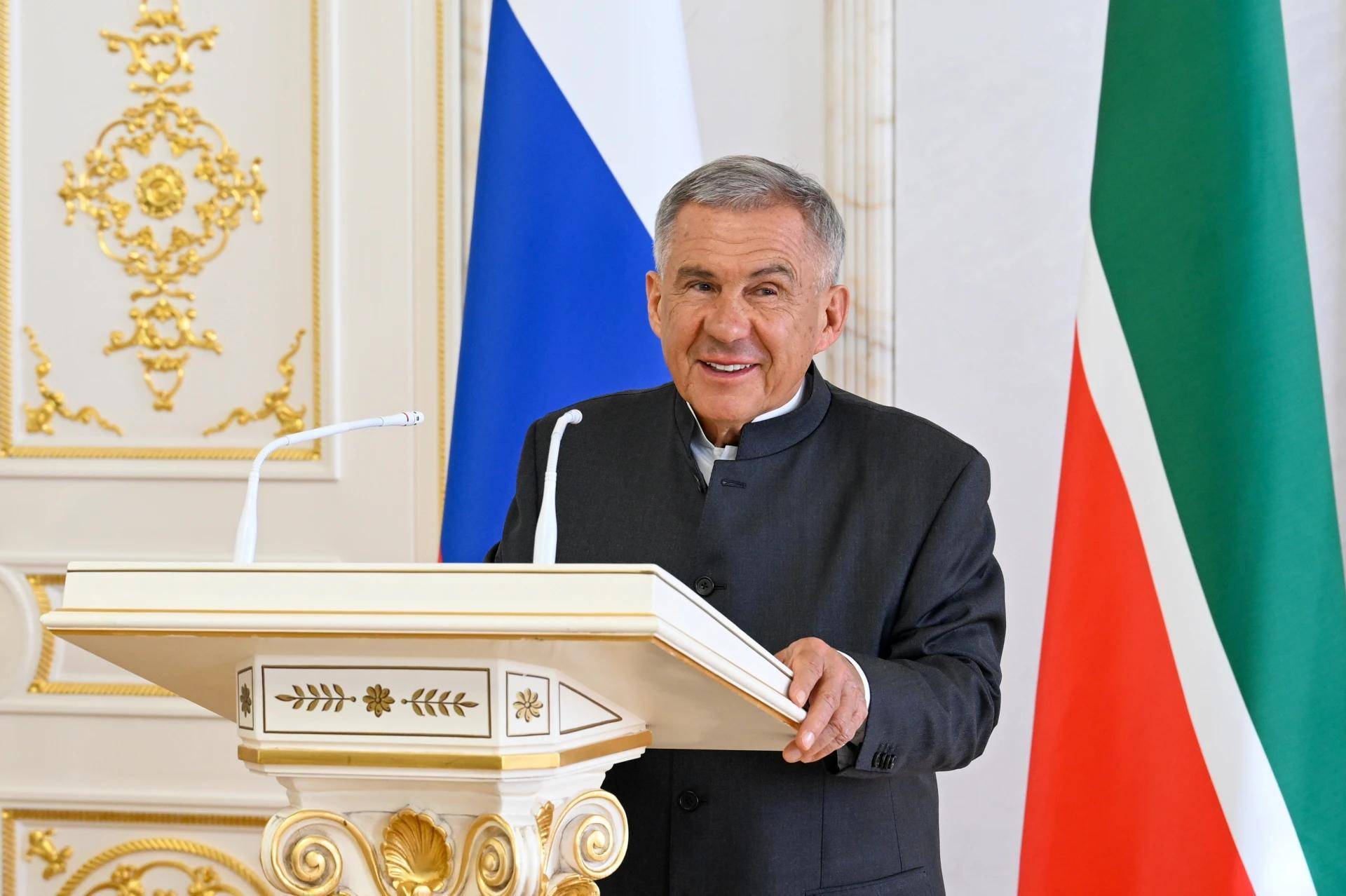 Минниханов вручил награды игрокам клуба по хоккею на траве «Динамо – Ак Барс» за 24-е чемпионство