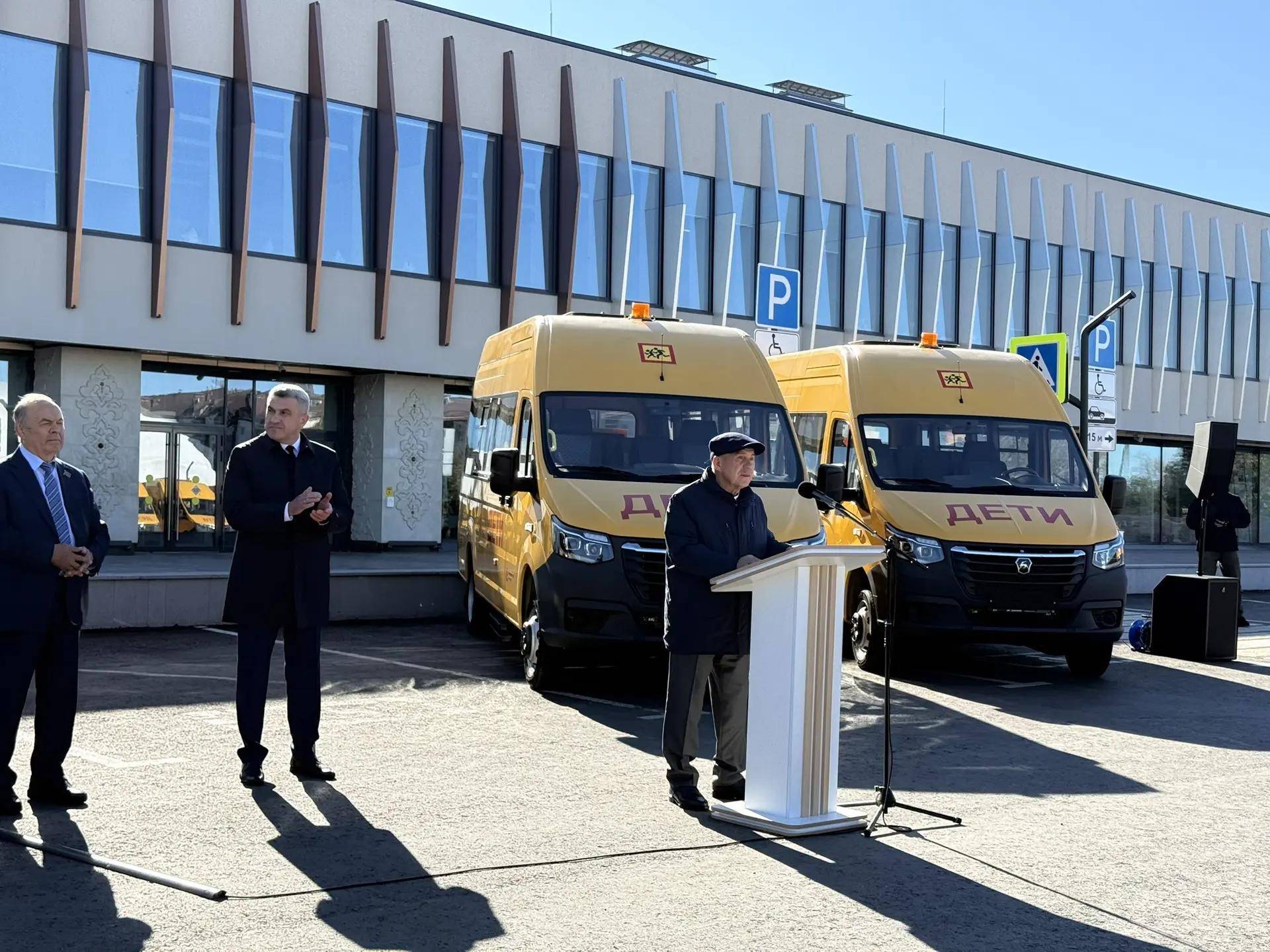 Минниханов передал новые школьные автобусы муниципалитетам Татарстана