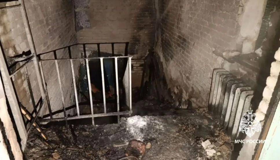 Огнеборцы Казани ночью спасли пять человек на пожаре в трехэтажном доме