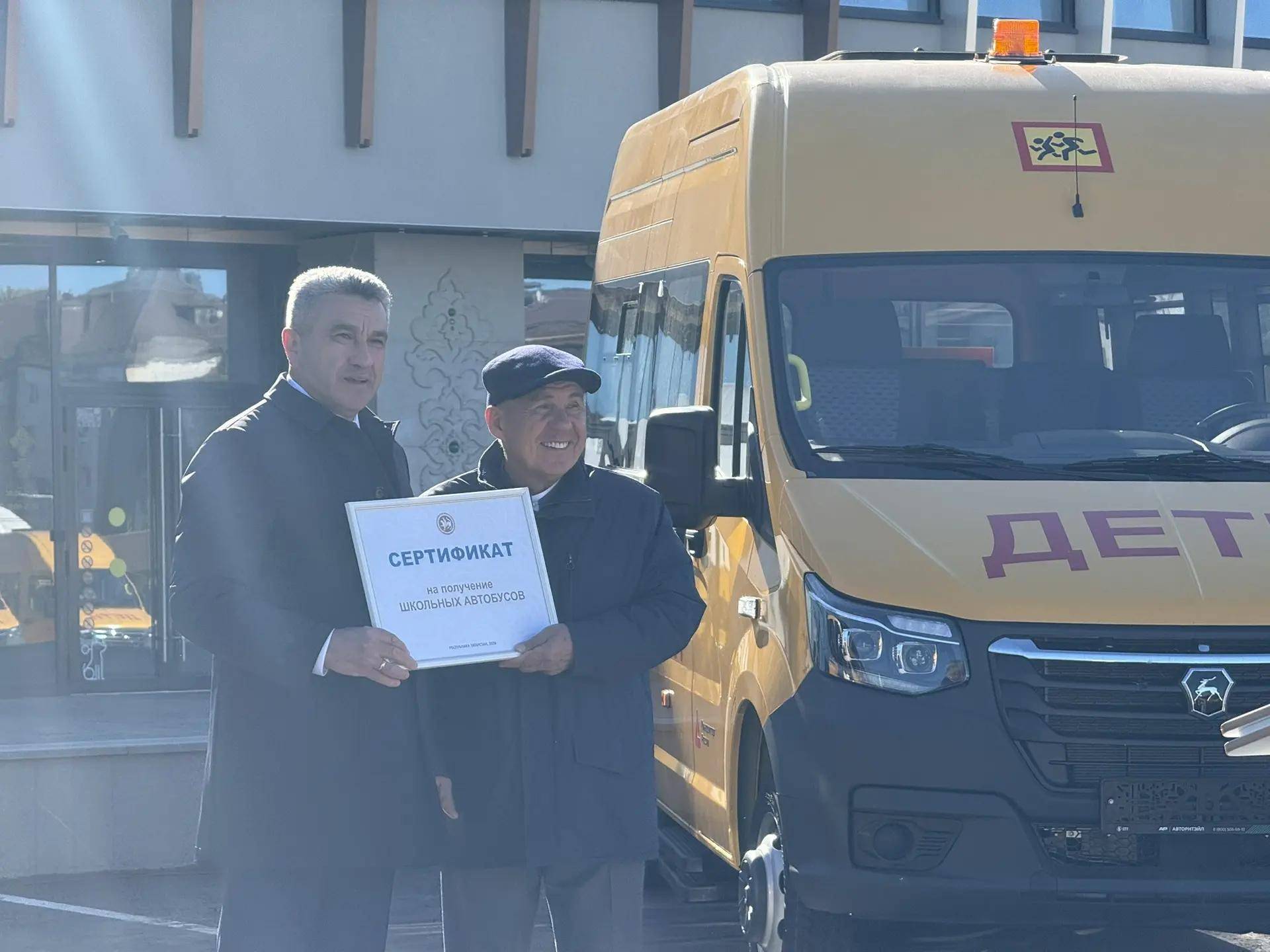 Минниханов передал новые школьные автобусы муниципалитетам Татарстана