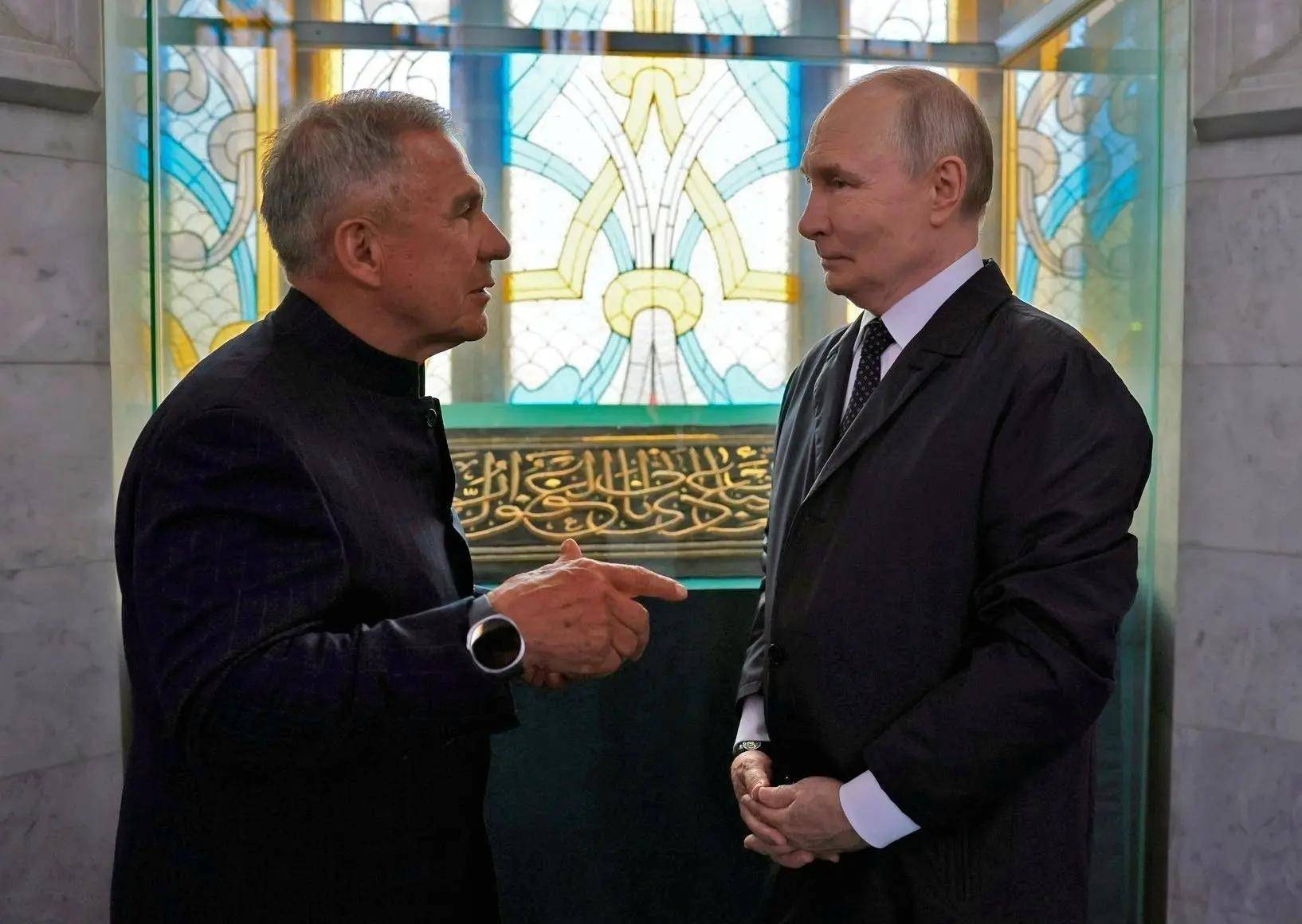 Минниханов поздравил Путина с днем рождения