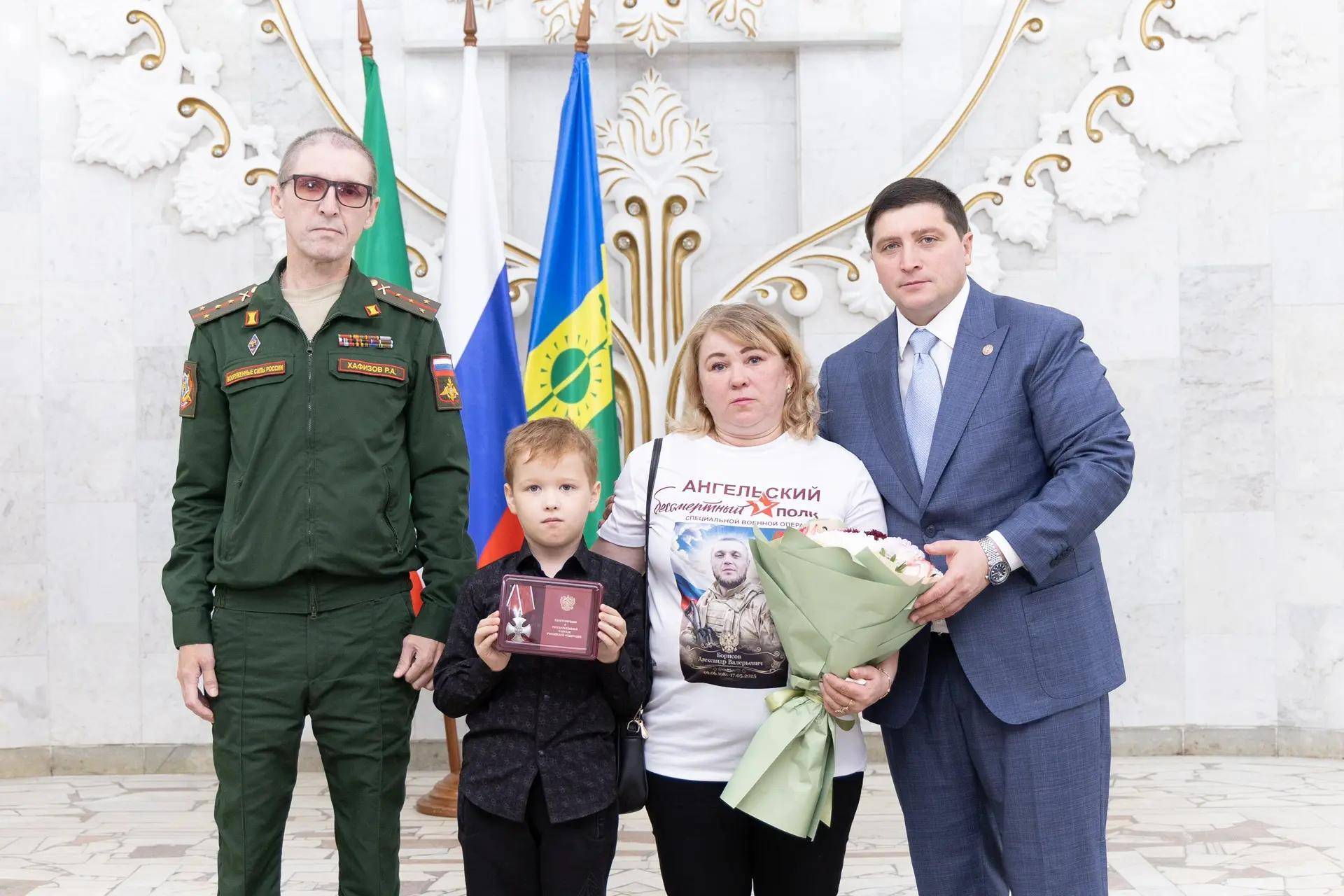 Беляев передал 25 наград близким погибших бойцов СВО из Нижнекамска