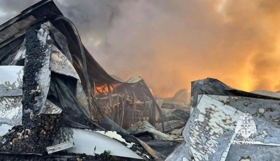 В Приволжском районе Казани ликвидируют пожар на складе