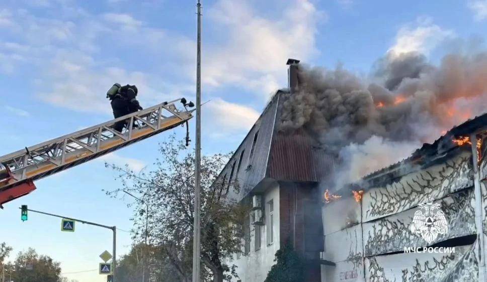 В Приволжском районе Казани ликвидируют пожар на складе