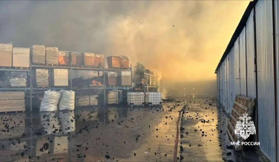 В Приволжском районе Казани ликвидируют пожар на складе