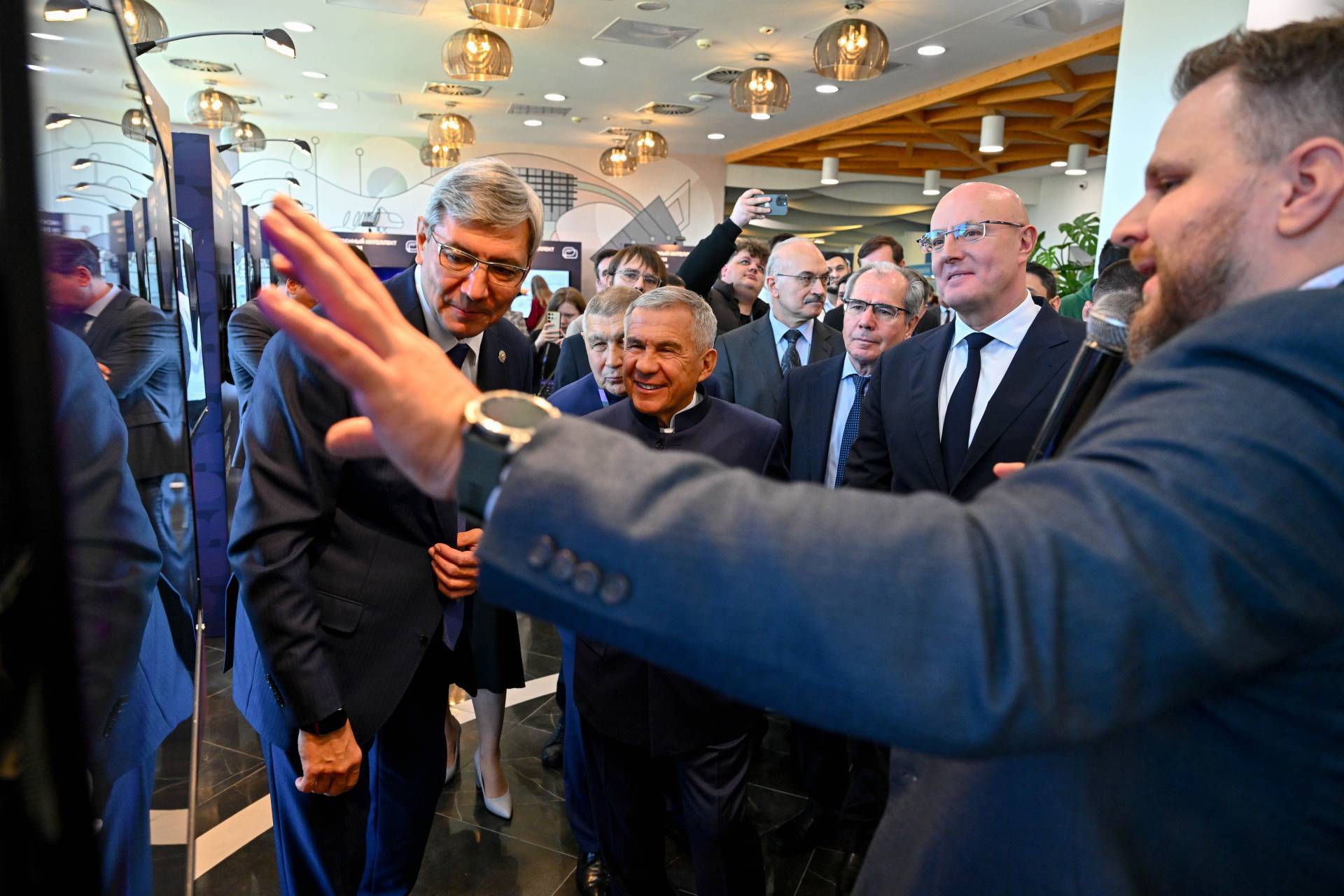 Чернышенко и Минниханов в Иннополисе ознакомились с 40 проектами в сфере ИИ для образования и науки