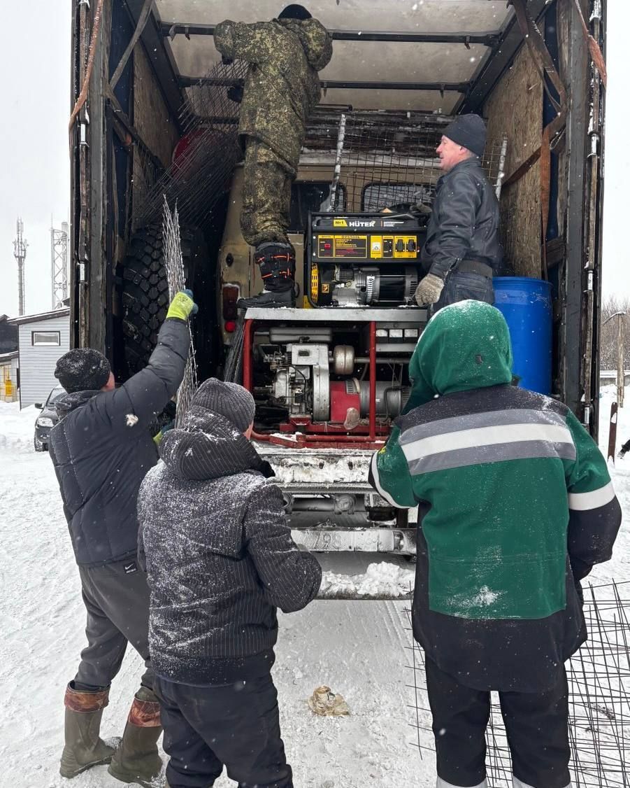 Нижнекамские активисты отправили УАЗ и посылки бойцам СВО