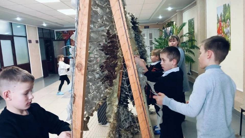 Менделеевские школьники научились плести маскировочные сети для бойцов СВО